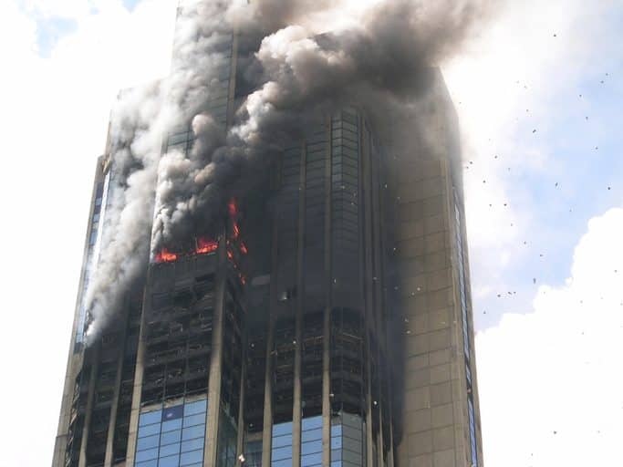 Edificio rascacielos en llamas