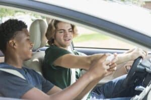 Adolescentes en coche mirando el móvil