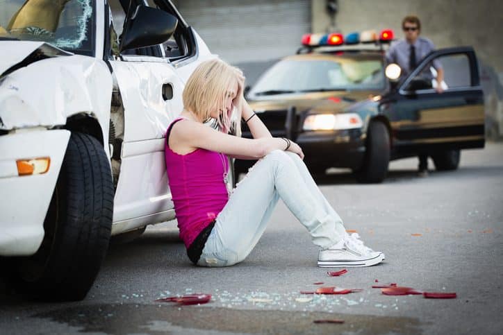 Un agente de policía en el lugar de un accidente de tráfico.