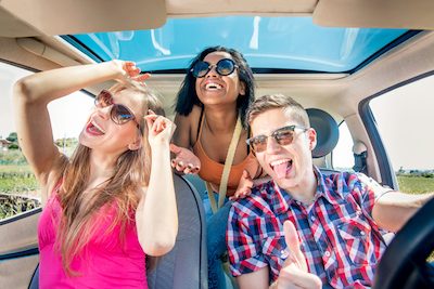 Teens-distracted-in-car