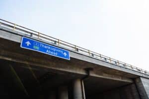 Acción de Gracias Por Delante Señal de Carretera Azul Contra el Cielo Claro