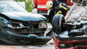 Bomberos en la escena de un accidente de coche