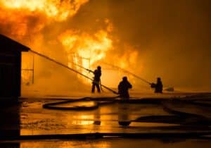 Bomberos trabajando en un incendio